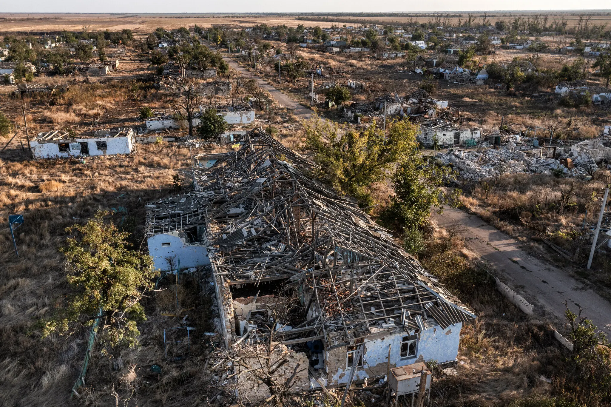 Розбомблена школа в зруйнованому селі Благодатне Миколаївської області 22 вересня